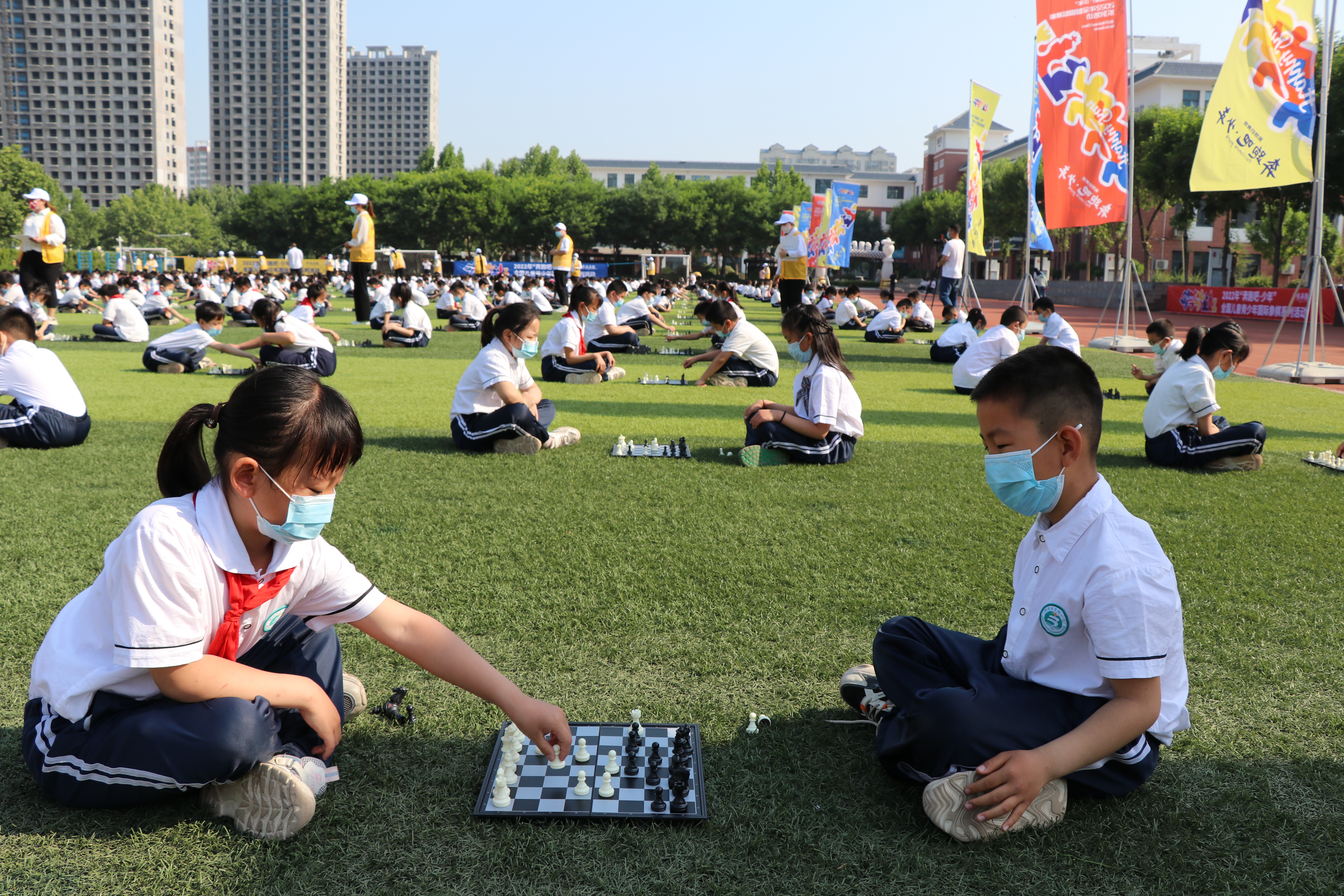 聊城市實驗小學千人參加國際象棋賽.JPG